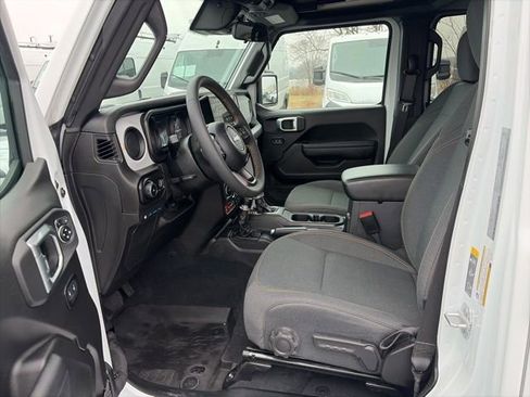 Used 2024 Jeep Wrangler Unlimited image 14