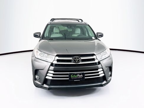 Used 2017 Toyota Highlander XLE AWD/4WD image 2