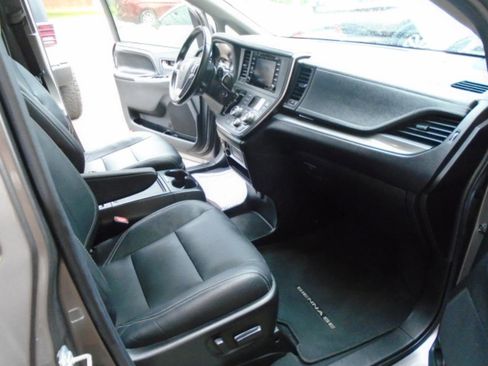 Used 2019 Toyota Sienna SE FWD image 13
