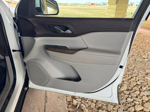 Used 2022 GMC Acadia SLE image 28