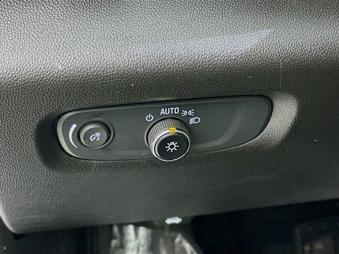 Used 2023 Chevrolet Traverse LT image 17