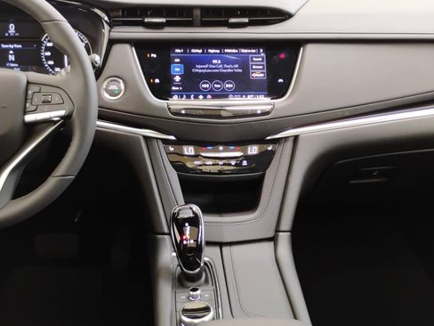 New 2025 Cadillac XT6 Luxury image 27