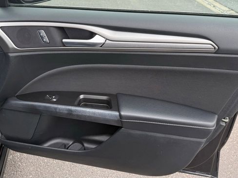 Used 2017 Ford Fusion SE w/ Fusion SE Technology Package image 11