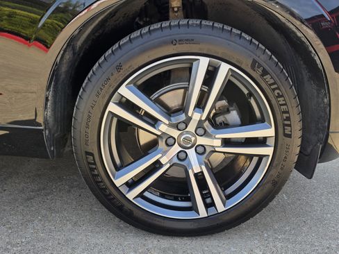 Used 2018 Volvo XC60 T5 Momentum w/ Convenience Package image 17