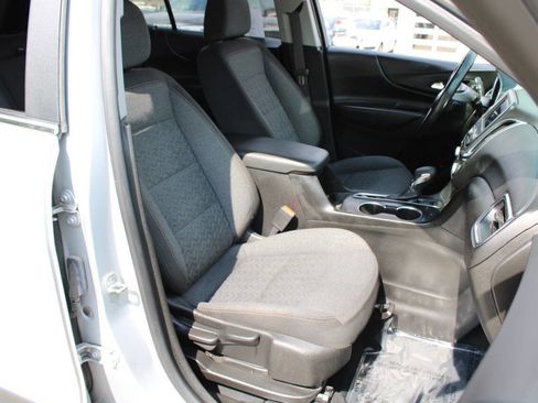 Used 2022 Chevrolet Equinox LT w/ Driver Convenience Package image 12