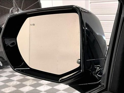 Used 2025 Chevrolet Suburban Z71 image 38