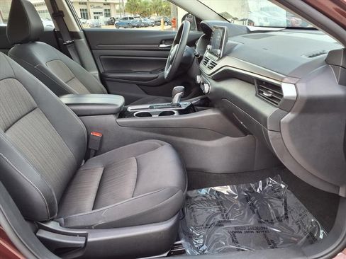 Used 2024 Nissan Altima 2.5 SV FWD image 9