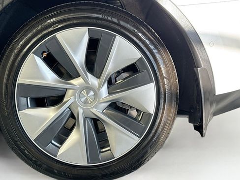 Used 2021 Tesla Model Y Long Range image 27