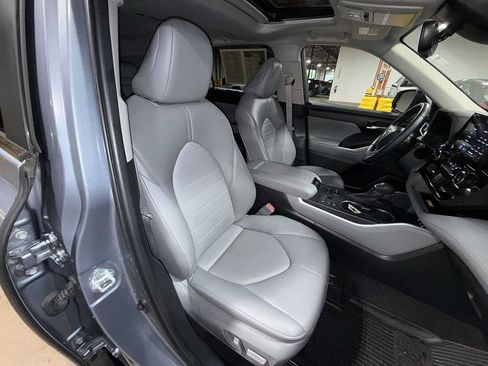 Used 2023 Toyota Highlander XLE AWD/4WD image 16