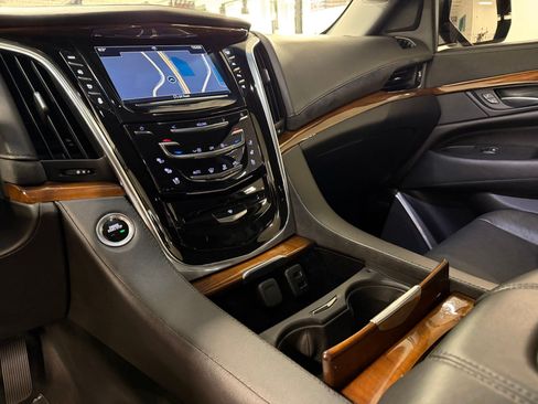Used 2017 Cadillac Escalade Luxury AWD/4WD image 17