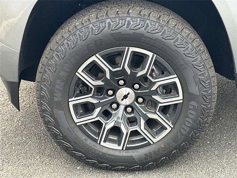 Used 2025 Chevrolet Colorado Z71 w/ Technology Package image 7