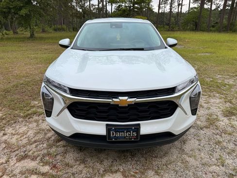 Used 2024 Chevrolet Trax LS w/ LS Convenience Package FWD image 8