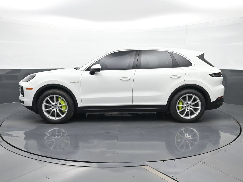 Certified 2024 Porsche Cayenne AWD/4WD image 2