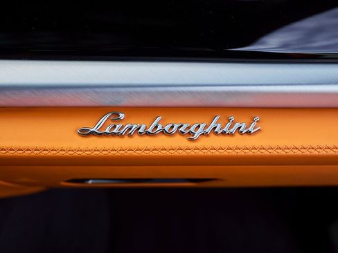 Used 2025 Lamborghini Urus SE image 39