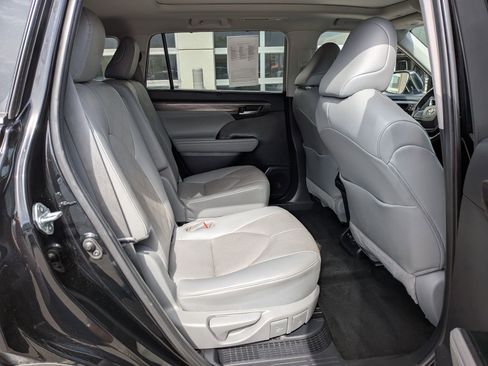 Used 2021 Toyota Highlander Platinum AWD/4WD image 32