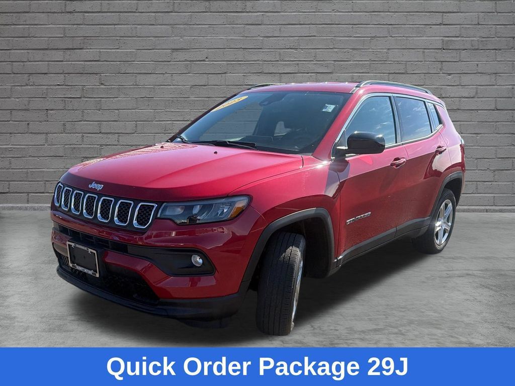 Used 2023 Jeep Compass Latitude w/ Convenience Group AWD/4WD image 4