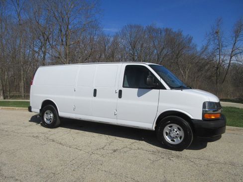 Used 2018 Chevrolet Express 3500 Extended w/ Driver Convenience Package image 5