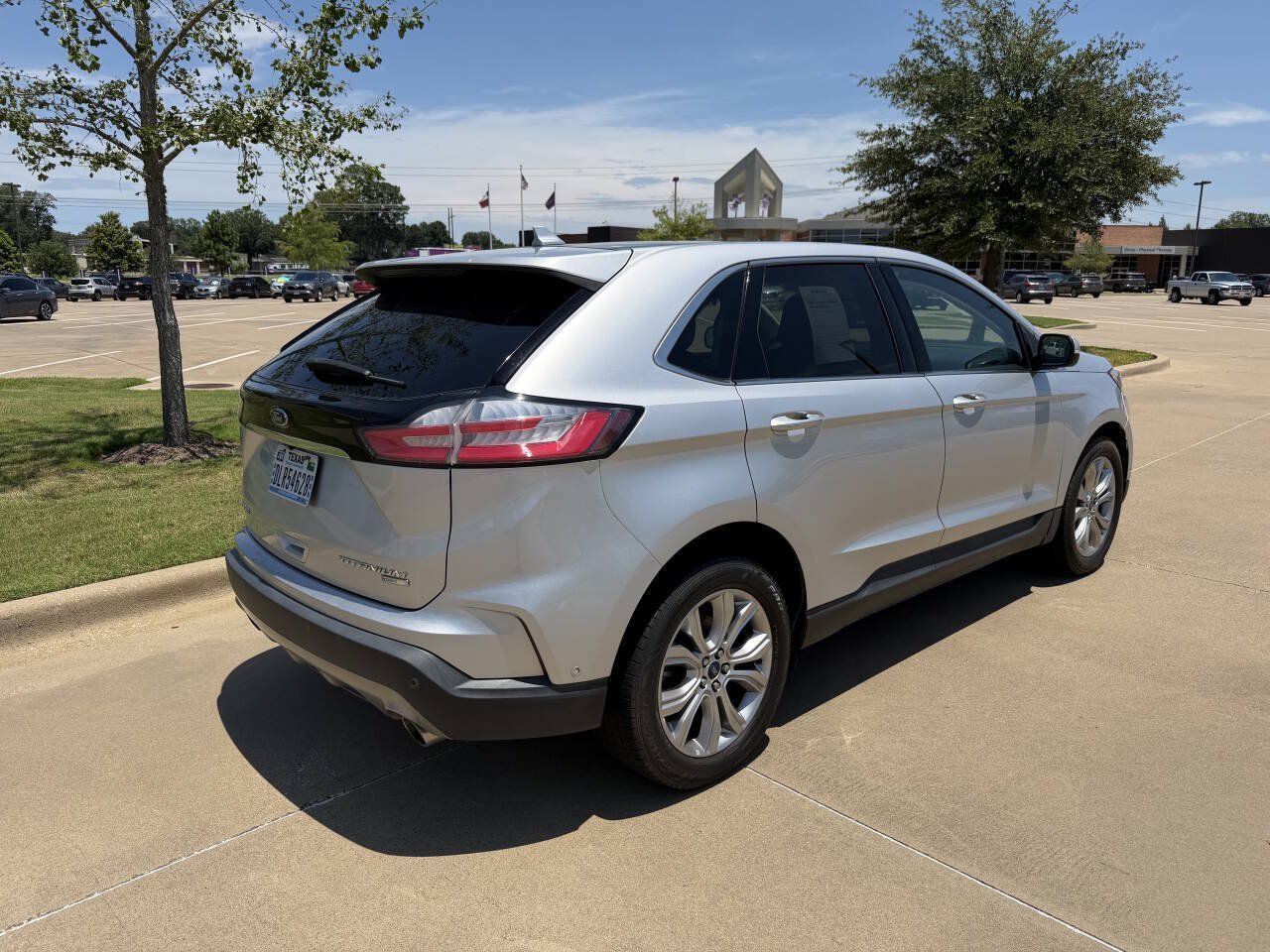 Used 2019 Ford Edge Titanium w/ Equipment Group 301A FWD image 3