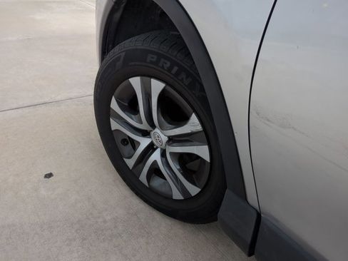 Used 2018 Toyota RAV4 LE image 10