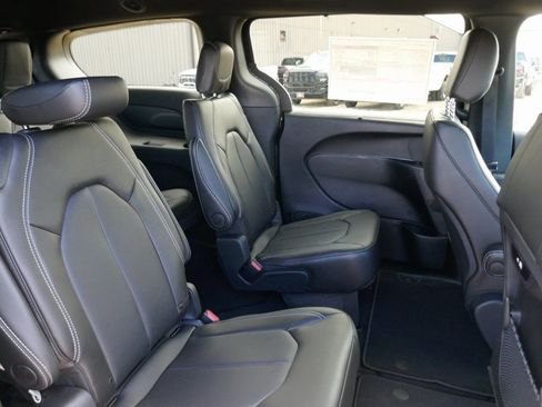 New 2026 Chrysler Pacifica Select w/ S Appearance Package FWD image 11