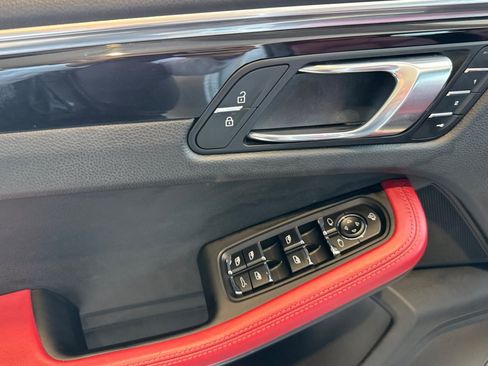 Certified 2023 Porsche Macan AWD/4WD image 12