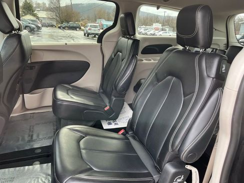 Used 2023 Chrysler Pacifica Touring-L image 25