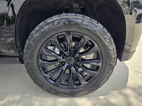 Used 2023 GMC Yukon XL Denali AWD/4WD image 28