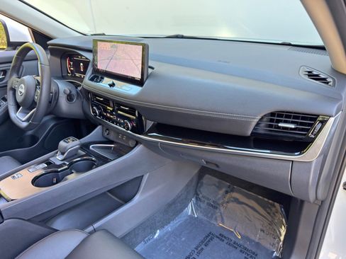 Used 2024 Nissan Rogue SL w/ SL Premium Package FWD image 14
