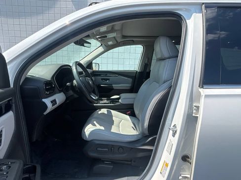 Used 2025 Honda Pilot Touring image 4