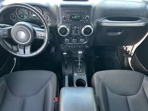 Used 2017 Jeep Wrangler Unlimited Sahara w/ Connectivity Group AWD/4WD image 14