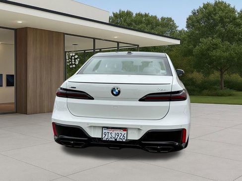 Used 2025 BMW 760i xDrive w/ Premium Package image 9
