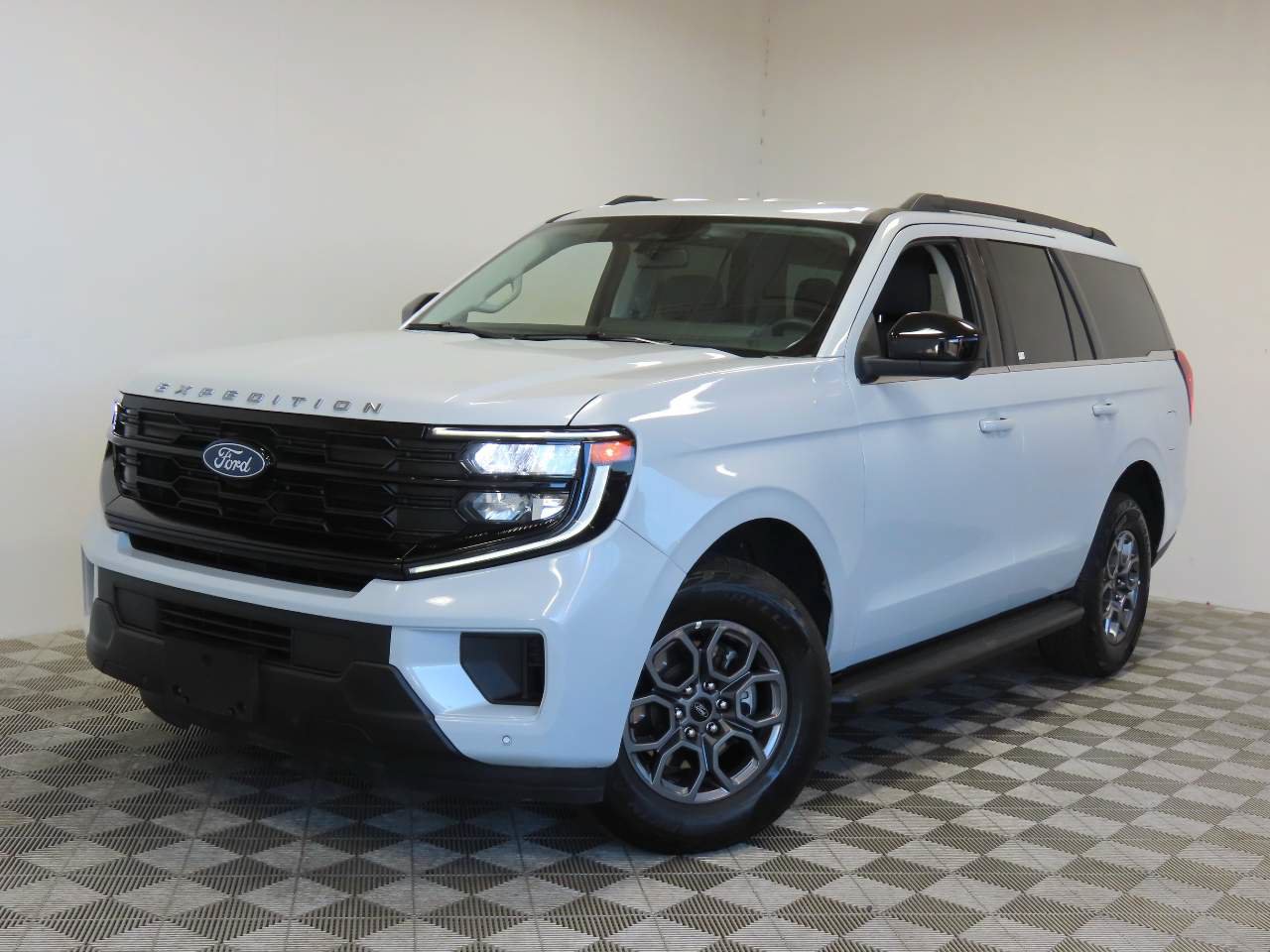 Used 2025 Ford Expedition Active RWD image 1