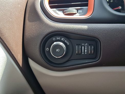 Used 2016 Jeep Renegade Latitude AWD/4WD image 23