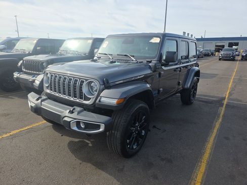 Used 2025 Jeep Wrangler Unlimited Sahara w/ Safety Group AWD/4WD image 3