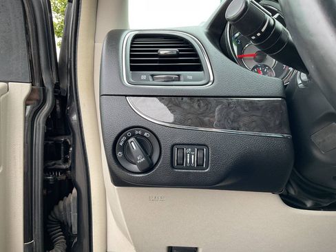 Used 2015 Chrysler Town & Country Touring w/ Driver Convenience Group FWD image 16