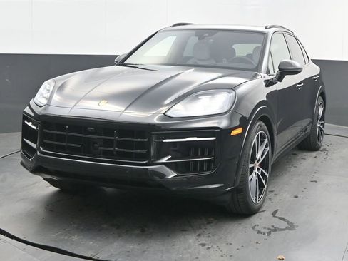 New 2025 Porsche Cayenne GTS image 1