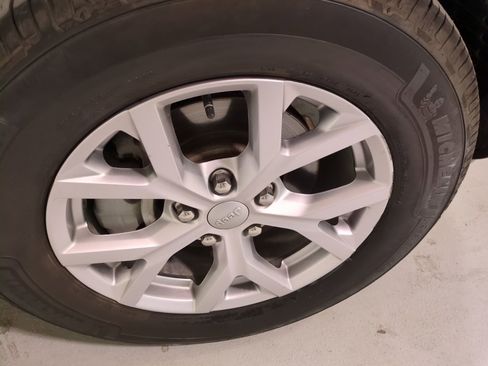 Used 2022 Jeep Grand Cherokee Limited image 21