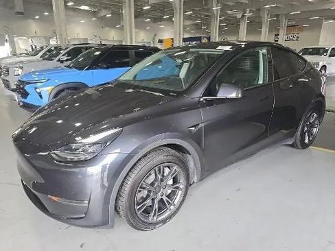 Used 2024 Tesla Model Y Long Range AWD/4WD image 1