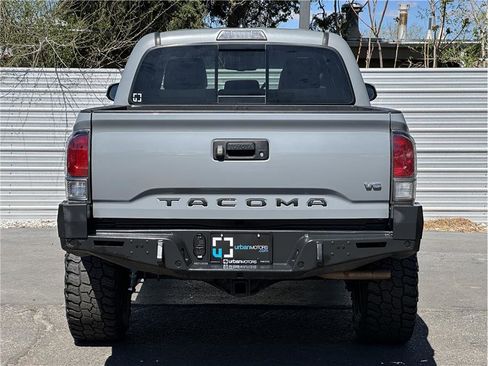 Used 2020 Toyota Tacoma TRD Off-Road w/ Technology Package image 11