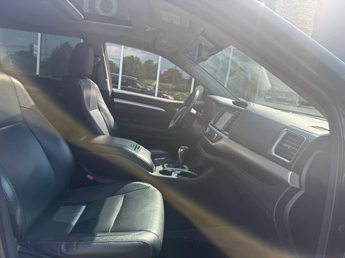 Used 2016 Toyota Highlander XLE AWD/4WD image 14