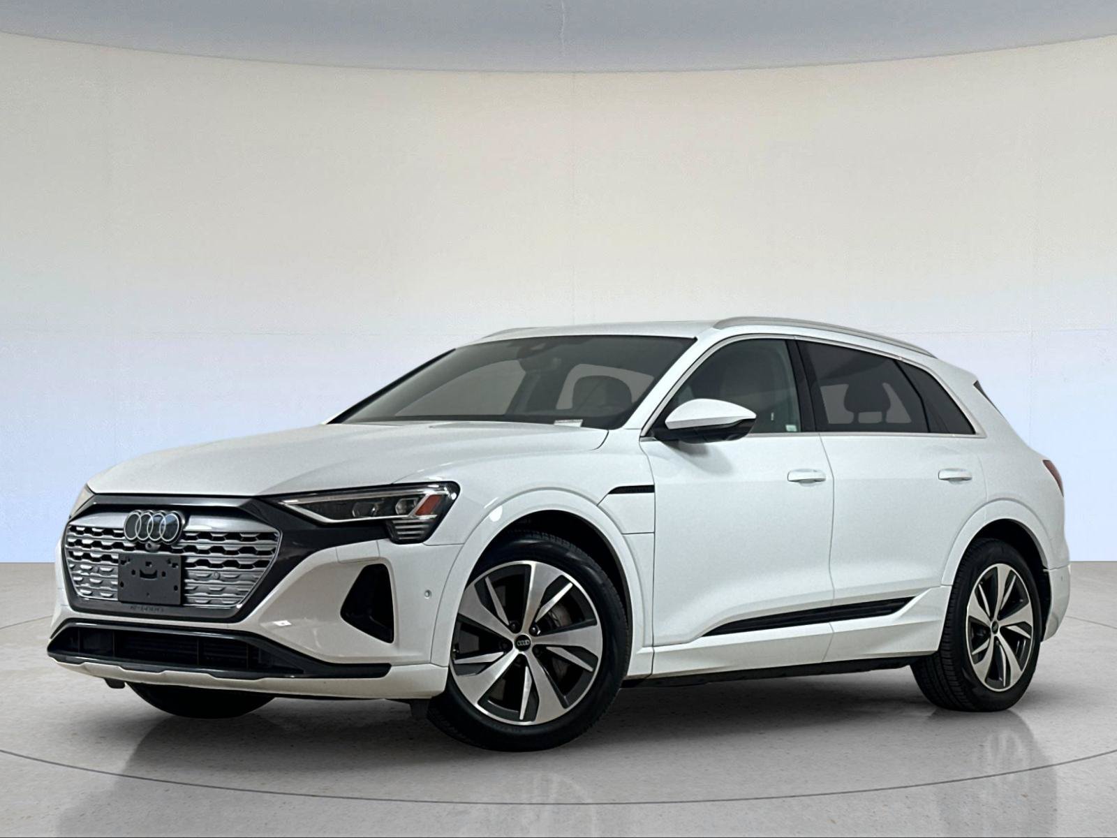 Used 2024 Audi Q8 e-tron Premium Plus AWD/4WD image 2