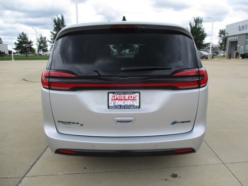 Used 2024 Chrysler Pacifica Limited FWD image 5