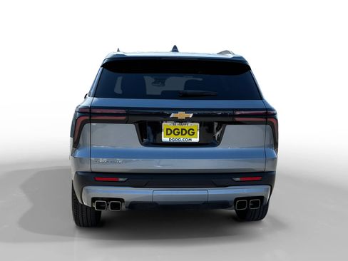 Used 2025 Chevrolet Traverse LT FWD image 4