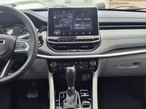 Used 2023 Jeep Compass Latitude image 17