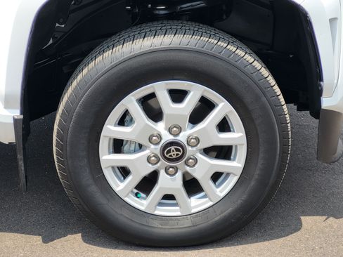 Certified 2024 Toyota Tacoma SR5 AWD/4WD image 8