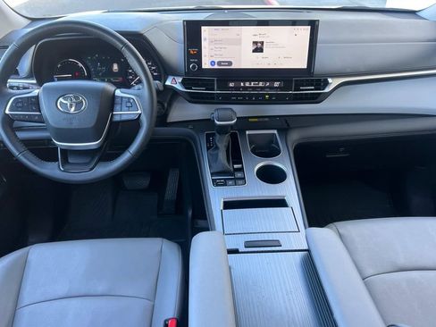 Used 2025 Toyota Sienna XLE FWD image 15