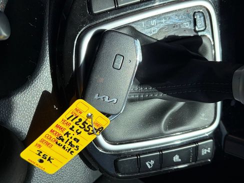Used 2024 Kia Seltos S AWD/4WD image 13