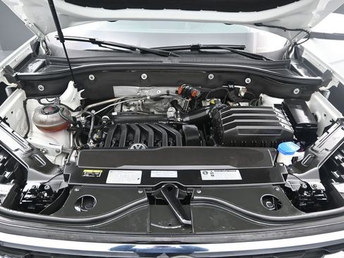 Used 2020 Volkswagen Atlas Cross Sport SE w/ Panoramic Sunroof Package image 16