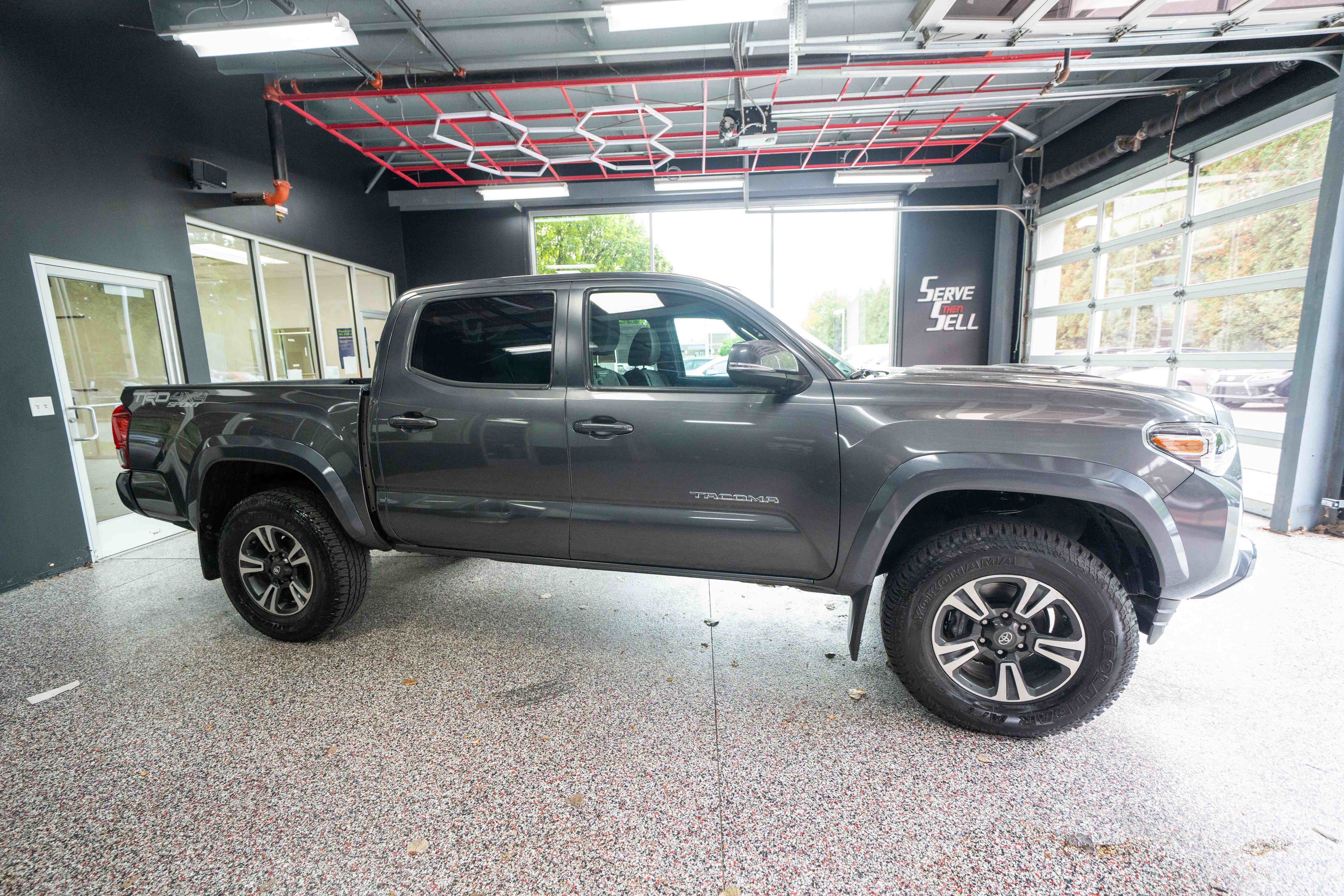 Used 2017 Toyota Tacoma TRD Sport w/ Tow Package (A/T) AWD/4WD image 5