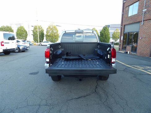 Used 2019 Toyota Tacoma TRD Sport image 9